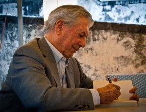 Mario Vargas Llosa, signing books